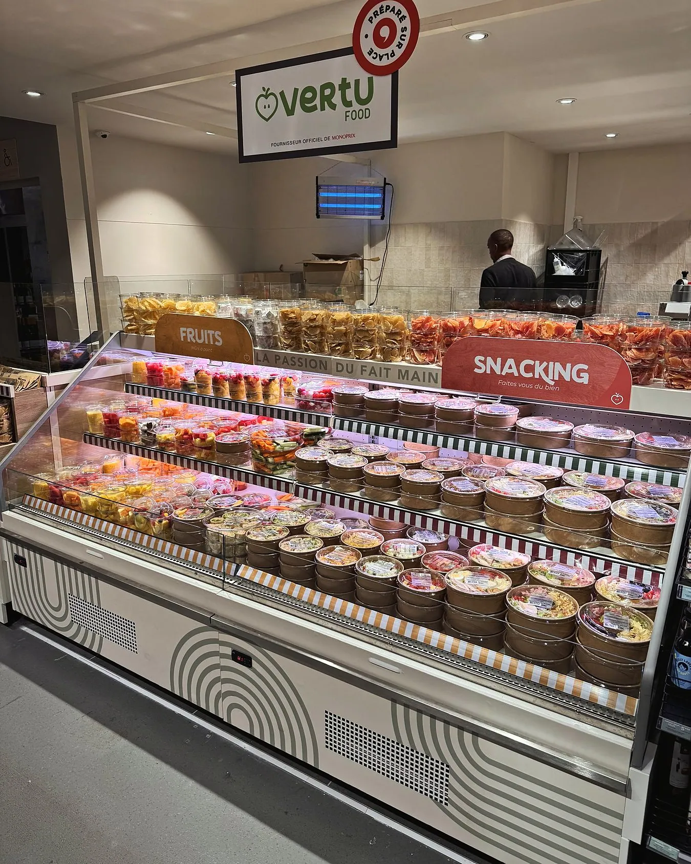 Corner Vertu Food en magasin de centre-ville, vitrines Fruits et Snacking