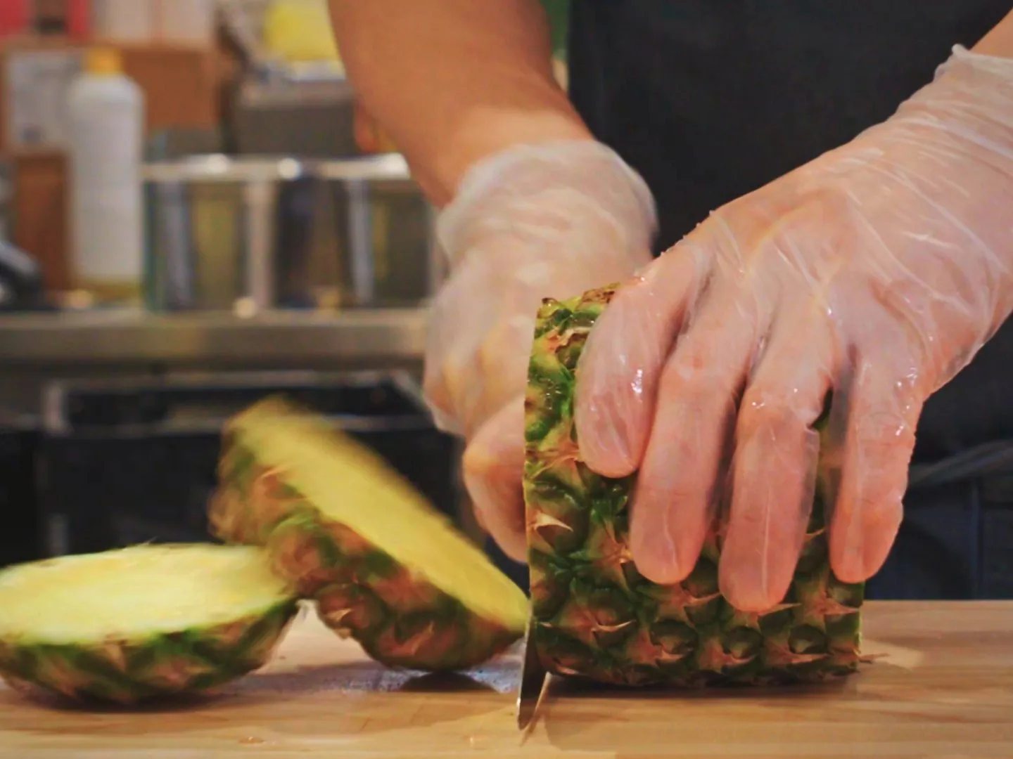 Ananas découpé à la main sur le plan de travail du kiosque