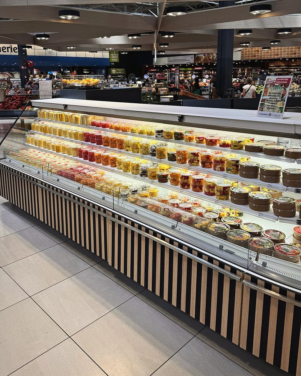 Vitrine réfrigérée à rayures garnie de pots de fruits et de jus