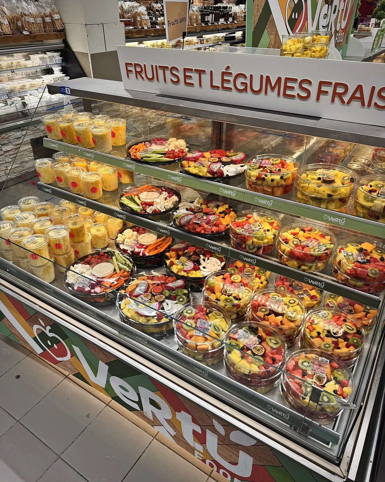 Salades de fruits et plateaux présentés sous l'enseigne « Fruits et légumes frais »