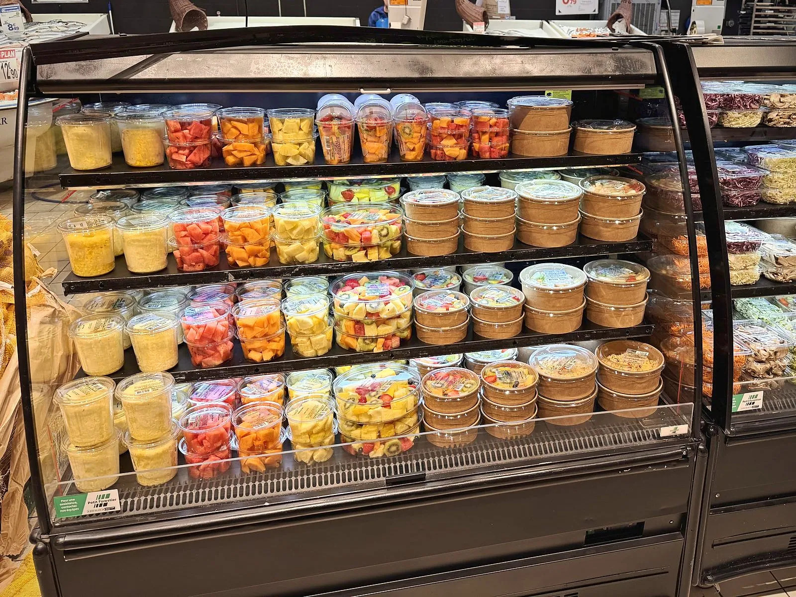 Vitrines réfrigérées en libre-service garnies de fruits découpés et de salades Vertu Food